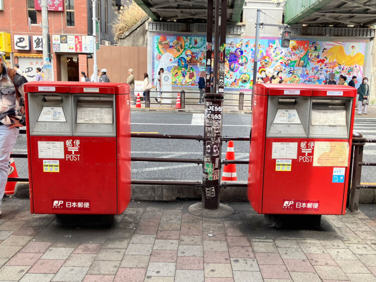 駅構内から外に出るので、若干すいているポスト周り。