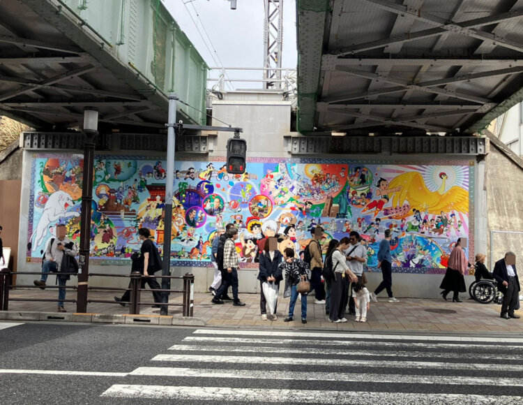 横断歩道の向こう側からでもパッと目を引く壁画。