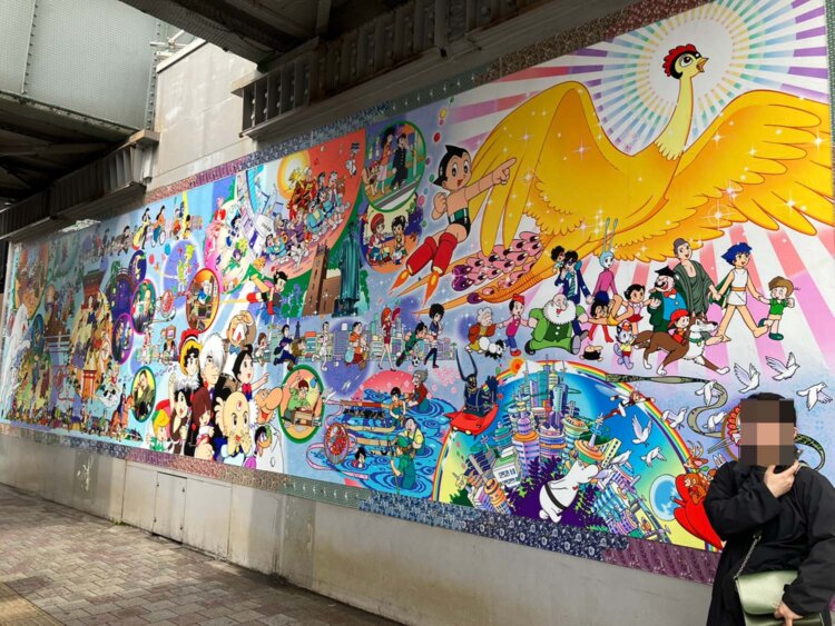 西武線側の壁画は高田馬場や西早稲田地域の「歴史と文化～過去から現在そして未来へ」がテーマとなり、さまざまな手塚キャラクターがあしらわれたデザイン。