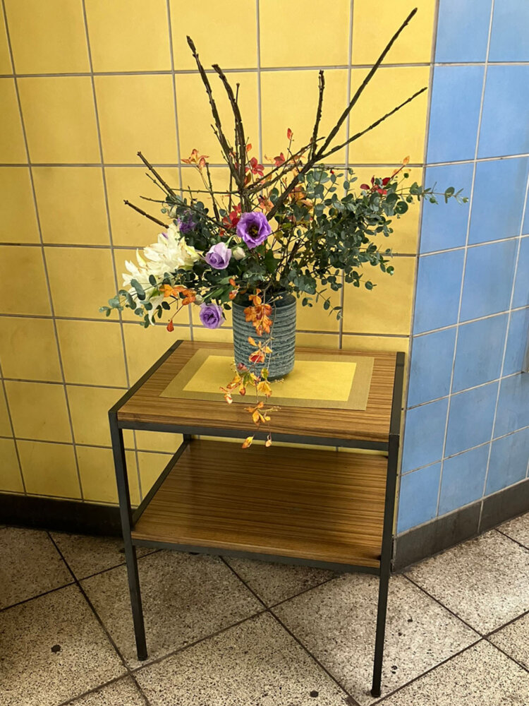 東西線中央改札を出てすぐのところにある生け花。2025年11月撮影。