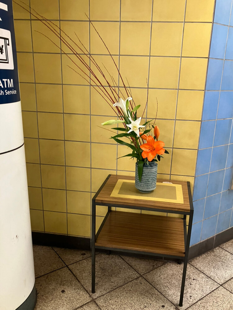 こちらは2025年12月末撮影。新年らしいお花になっている。