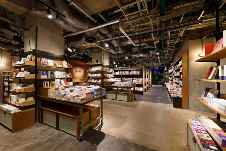 書店は3フロアのうち最上階の2階。