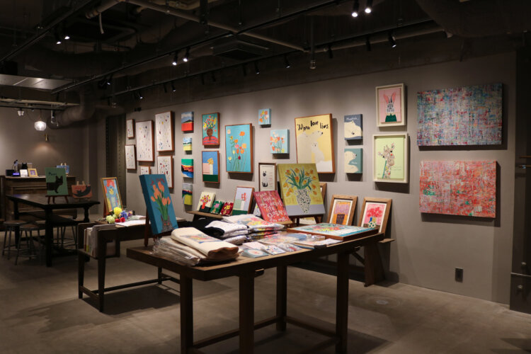 ギャラリー「GRAVIBES」。4月24日まではアーティストyukart（ユカート）さんの個展「開花/Open」を開催（現在は終了）。