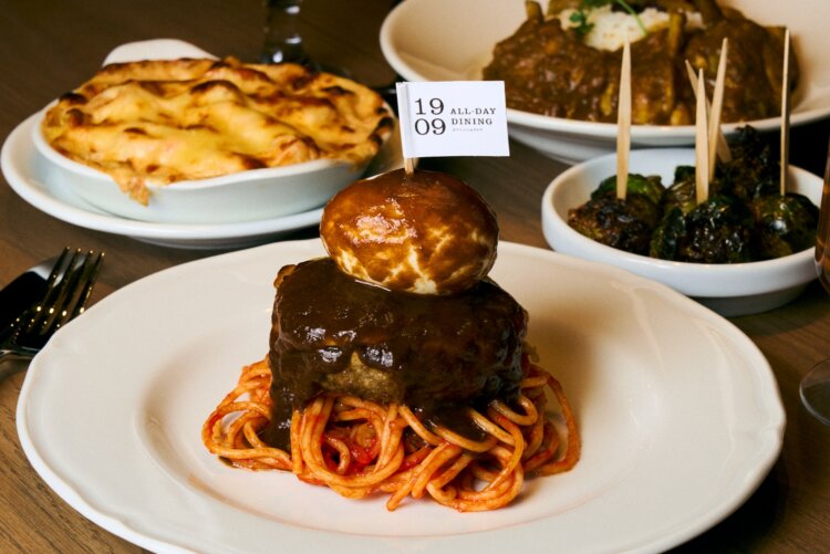 オールデイダイニング「1909」で提供する、ジューシーハンバーグ&ナポリタン1540円。