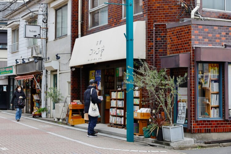 音楽、文学、漫画、絵本などが揃う『古書コンコ堂』。松山通りにはおやつ系にも注目。