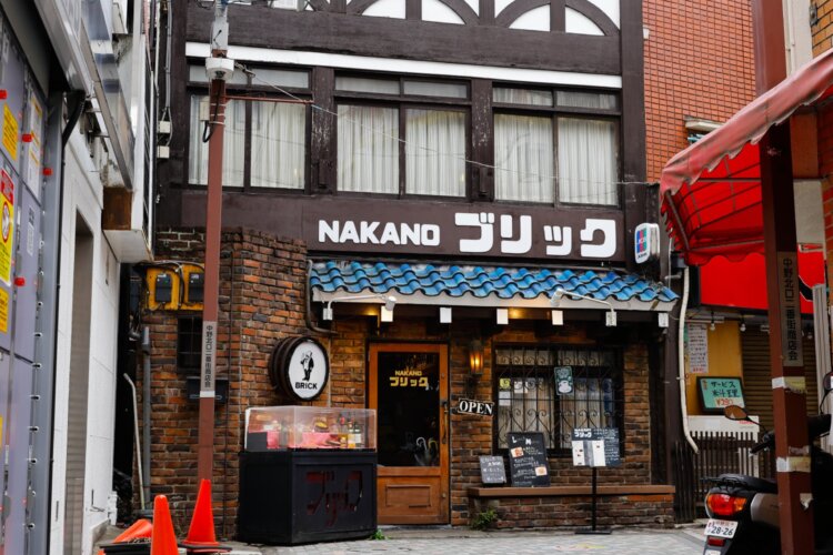 赤レンガと木造のたたずまいが格好いい新生『NAKANOブリック』。昼は喫茶、夜は酒場だ。