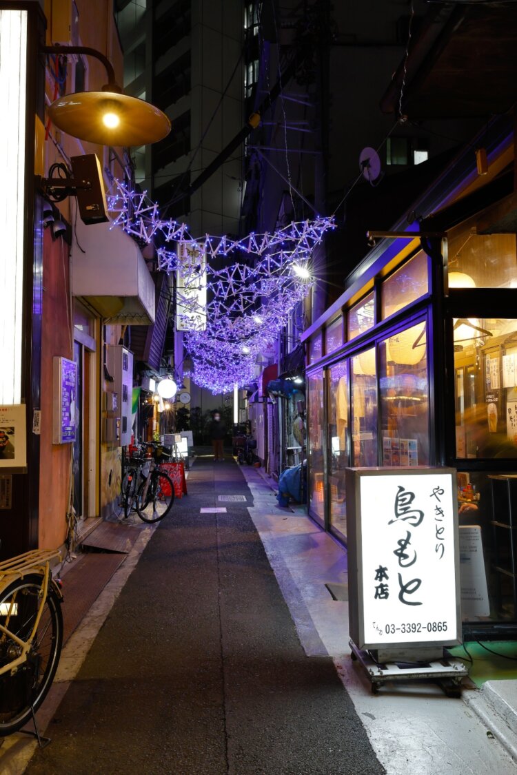 荻窪駅北口の横丁に立つ『鳥もと』は、界わいの著名人も立ち寄る名店。魚もうまい。