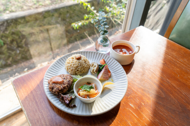 『カフェスロー』では、ヴィーガン料理やスイーツも用意している。
