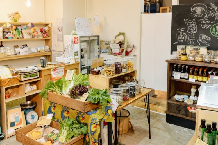 『量り売りとまちの台所野の』は地元周辺野菜も必要な分だけ手に入る。