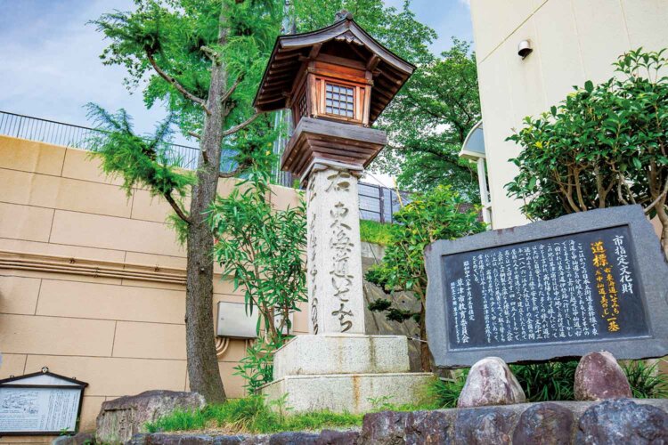 中山道と東海道が合流・分岐する。草津宿の北側に、明かりを灯せる火袋付きの道標が立つ。