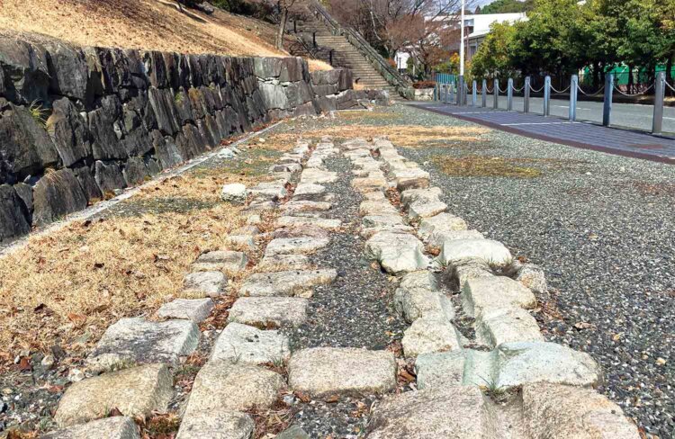 重い荷物を積んだ牛車が行き来した。東海道の大津～京都間には荷物を運搬する牛車用の車石が敷かれていた。『大津市歴史博物館』では、轍（わだち）が刻まれた車石が見学できる。