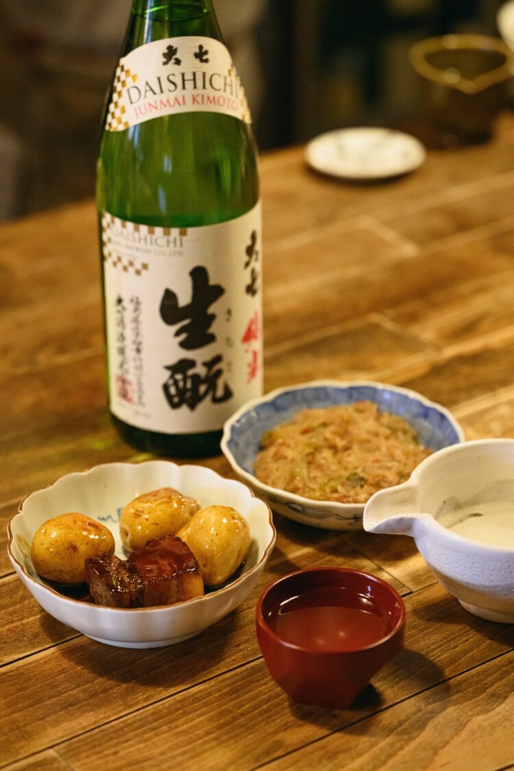 新ジャガ豚バラ煮800円、牛肉春雨700円、「大七」純米生酛750円。随時替わる日本酒は、地元『三ツ矢酒店』からの仕入れを貫いている。