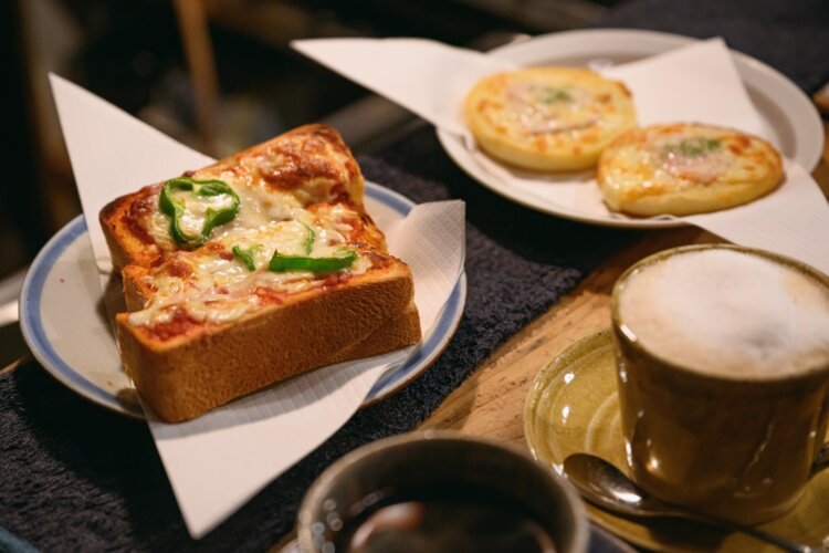 『どんぐり舎』のピザトーストセット1050円、ハムチーズマフィンセット900円。