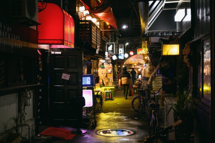 タンメンの名店『はつね』から入る柳小路は、ネオンがきらめく異国情緒あふれる横丁だ。