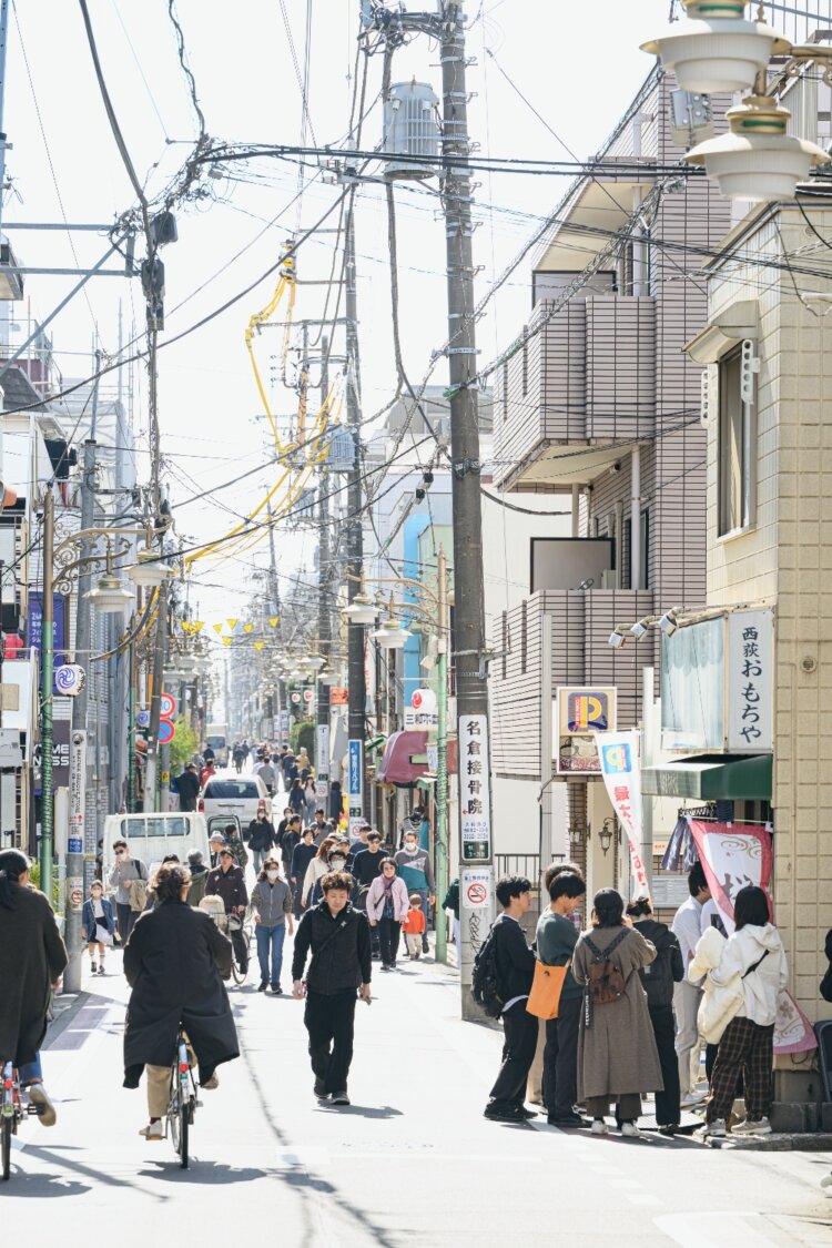 駅南に延びる乙女ロードはグルメロード。休日の昼どきはこの人通り。