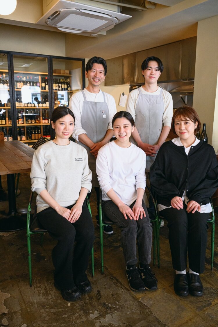 「席があるときは張り紙でお知らせしています」と菊地さん（奥左）。
