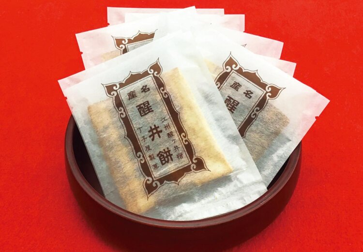 醒井餅はのし餅を薄く切って焼いたかき餅。