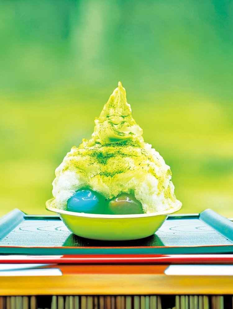 丁子屋のかき氷900円は、梅花藻パウダー入りの蜜をかけたかき氷の中に水まんじゅうが入る。
