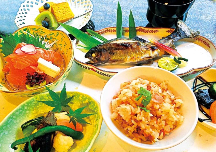 昼御膳梅コース2200円〜。ニジマスは川魚特有のクセがなく食べやすい。