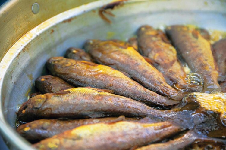 ニジマス甘露煮はお土産にも人気。