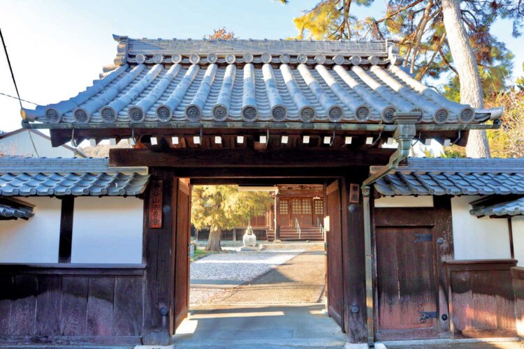 醒井宿内にある法善寺の山門は彦根城の城門を移設したといわれている。