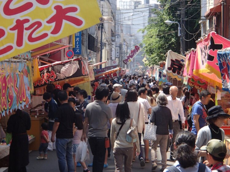 神社周辺には数多くの露店が立ち並び、受け継がれてきた下町の風情を味わえる。