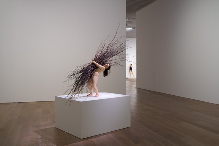 ロン・ミュエク《枝を持つ女》2009年。所蔵：カルティエ現代美術財団。展示風景：「ロン・ミュエク」『森美術館』（東京） 2026年。撮影＝吉村昌也 画像提供＝カルティエ現代美術財団。