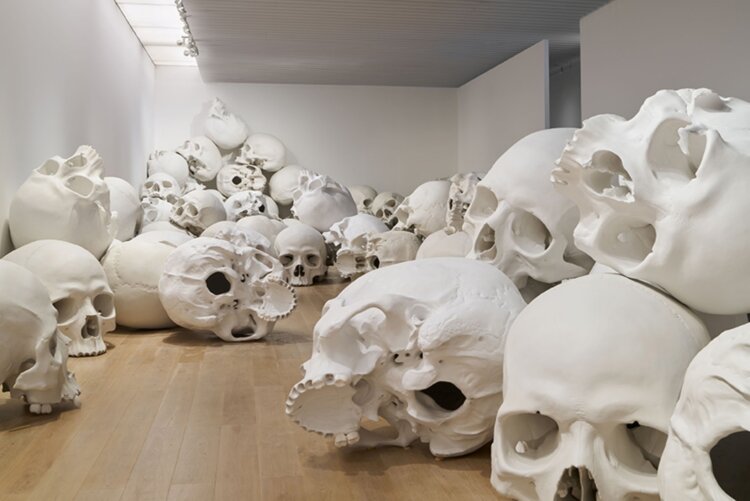 ロン・ミュエク《マス》2016～2017年 『ビクトリア国立美術館』（メルボルン）蔵、2018年フェルトン遺贈。展示風景：「ロン・ミュエク」『森美術館』（東京） 2026年。撮影＝吉村昌也。画像提供＝カルティエ現代美術財団。