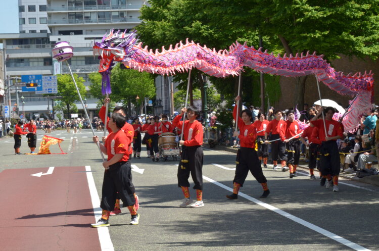 龍舞を披露する団体も。チアダンスやブラスバンドなど、さまざまな団体がイベントを盛り上げる。