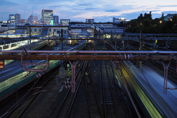 屏風坂通りが線路をまたぐ両大師橋から眺める上野駅。