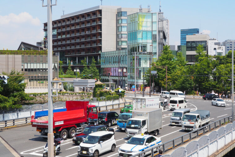 五輪歩道橋から見る五輪橋（手前）と神宮橋（左奥）。