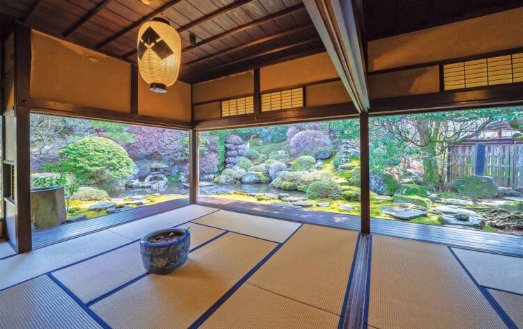 600個以上の庭石を用いた優美で大胆な庭園は、中山道随一と称えられた。外柱がなく、まるで一枚の屏風絵のよう。