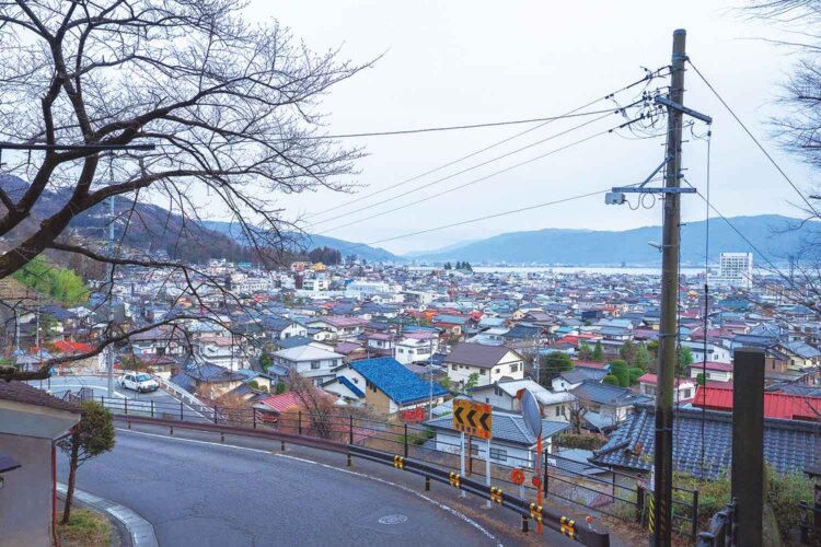 木落し坂を過ぎ、下諏訪宿に向かう途中で諏訪湖が現れる。