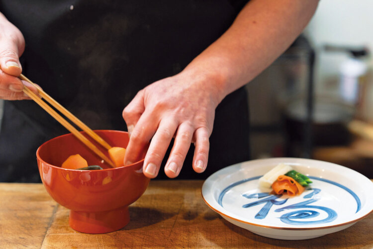 おむすび2個が付いた神楽御膳（上）1540円。信州能平汁はカツオや昆布ににぼしの出汁が効いたしっかり味で、旬の野菜がたっぷり。