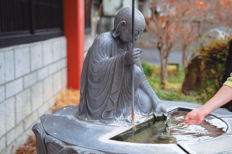 観光案内所『しもすわ今昔館 おいでや』の足湯（上）や日帰り入浴施設『遊泉ハウス児湯（こゆ）』の手湯のほか、足湯や手湯が点在。手ぬぐいやタオルを忘れずに。