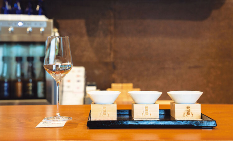 試飲はメニューの中からお酒を3種選べるセット1000円や単品もOK。