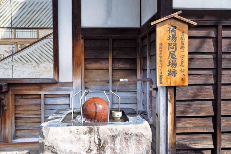 諏訪明神の女神が湯を含ませた綿から湧いたと伝わる「綿の湯」は手湯が楽しめる。近くにある「遊泉ハウス児湯」は綿の湯が源泉。不浄な者が触ると湯が濁るとか。お試しを！