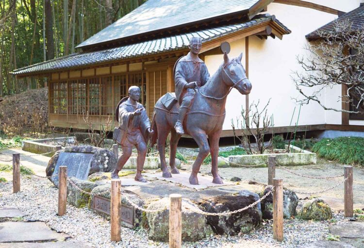 松尾芭蕉と河合曾良（そら）の旅姿のブロンズ像。農夫から馬を借り、黒羽城下を目指して那須野が原の原野をゆくシーンをモチーフにしている。