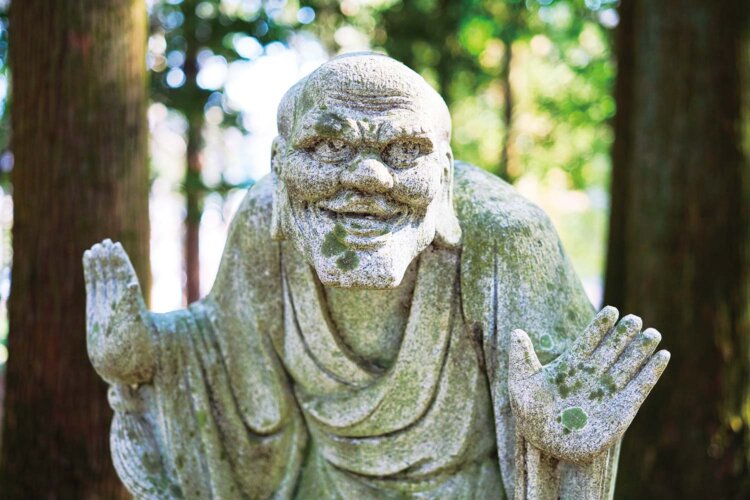 芦野石で作られた藩主代々の墓地や、ユーモラスな羅漢像が並ぶエリアも。