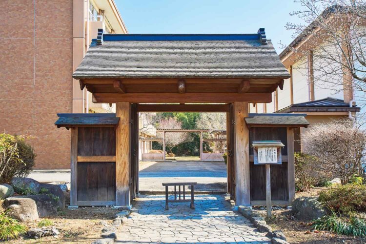 黒羽小学校に残る武家屋敷の門・侍門。この近くに大関和の生家があったとされ、記念碑も立つ。