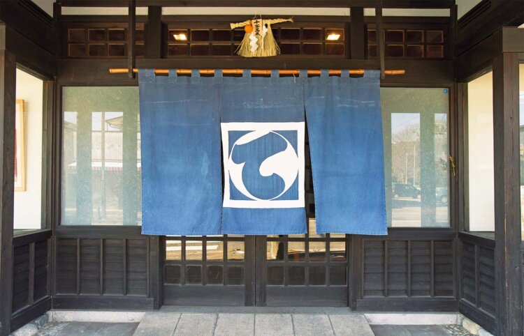 店は屋号を染め抜いた暖簾が目印。