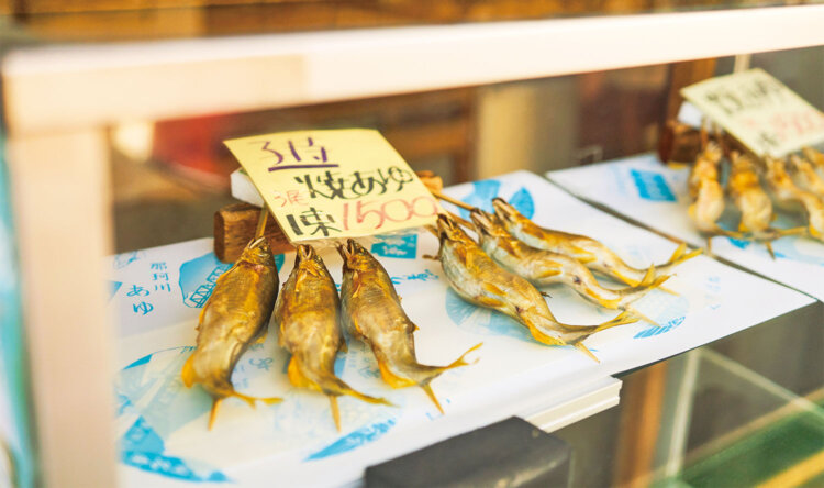 プチプチとした卵がたまらない子持ち鮎も。焼きの鮎や甘露煮は通年、店頭に並ぶ。