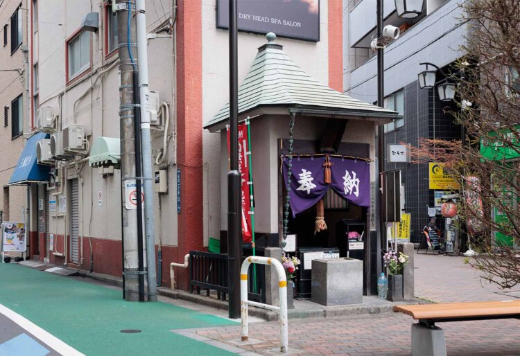 かつての「時代屋」の向かいにある三ツ又地蔵尊は未だ健在。