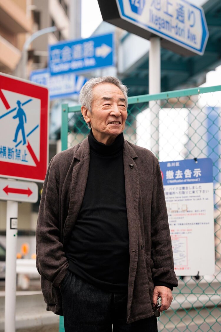 歩道橋の前で。真弓のように傘をさして歩きたかったが、封鎖中で良かったかも。