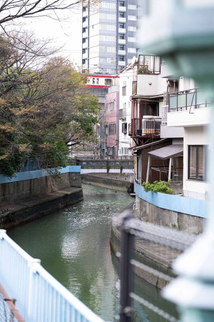 立会川の奥に赤い京急線。旧東海道と並走する相棒だ。
