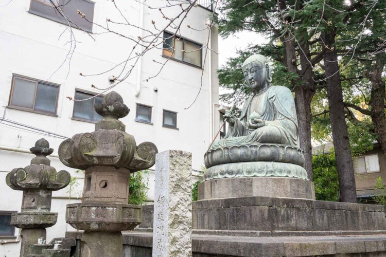 街道の安全を見守る品川寺の地蔵菩薩。