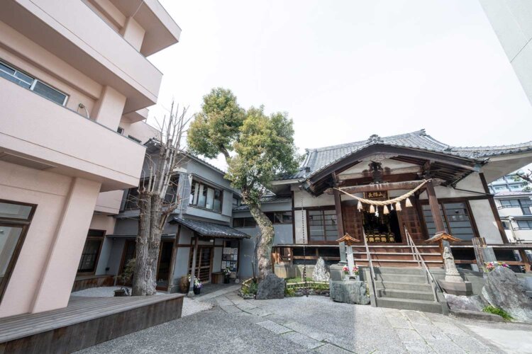 本照寺の境内。本堂の右手には墓地がある。