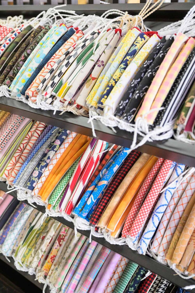 下駄の台は3000円～、鼻緒は3300円～。