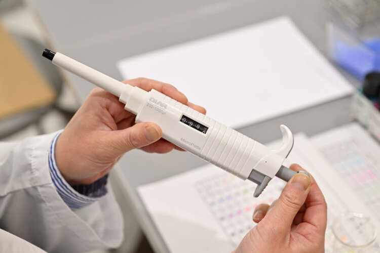 本体にあるダイヤルは、インクの吸引量を調整するためのもの。