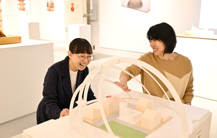 住まいで大切な日当たり。一日の太陽の動きを確認。「理想的な家とは？ 奥が深いですね〜」。